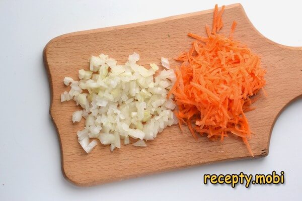тертая морковь и нарезанный лук - фото шаг 3