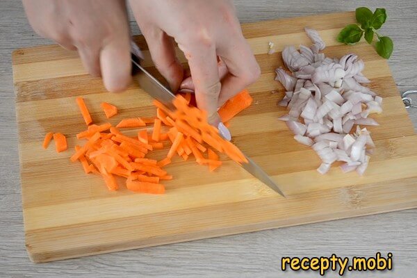 нарезанная морковь и лук - фото шаг 4