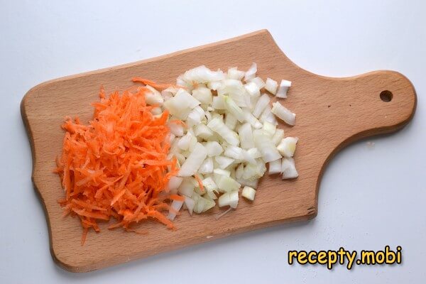 нарезанный лук и тертая морковь - фото шаг 6