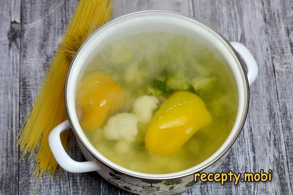 приготовление супа с брокколи и цветной капустой - фото шаг 9