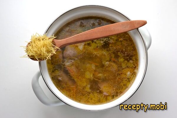 приготовление супа с куриной печенью и вермишелью - фото шаг 12