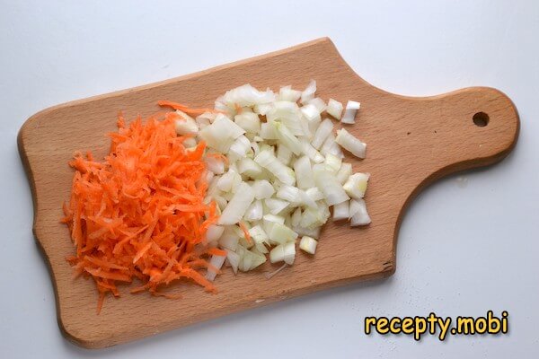 тертая морковь и нарезанный лук - фото шаг 4