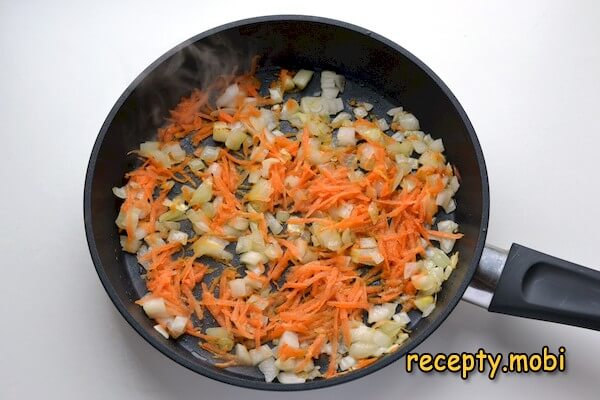 жареный лук и морковь - фото шаг 5