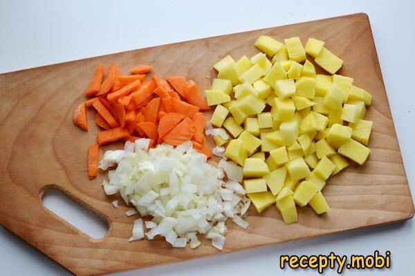 нарезанный лук, морковь и картофель - фото шаг 4