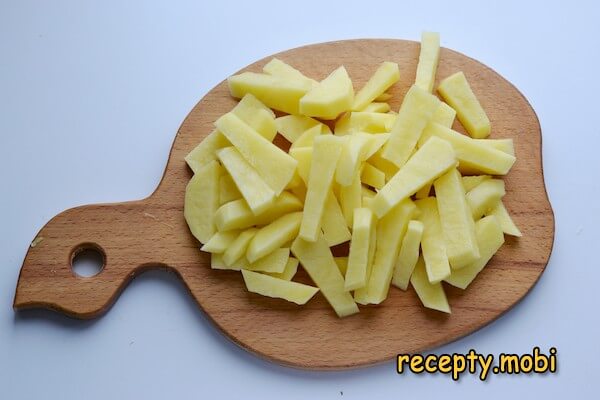 нарезанный брусочками картофель - фото шаг 4