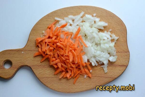 нарезанная морковь и лук - фото шаг 9