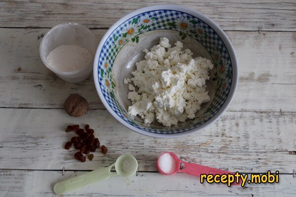 ингредиенты для приготовление сырников из творога с изюмом и орехами в духовке - фото шаг 1