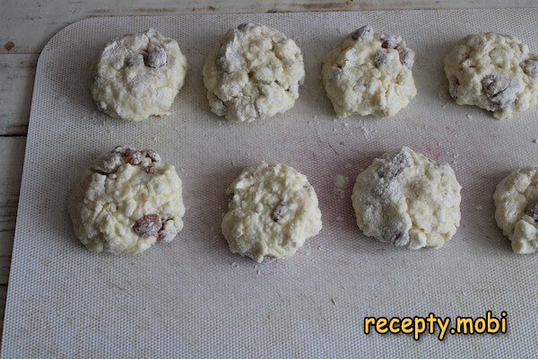 приготовления сырников из творога с изюмом и орехами в духовке - фото шаг 6