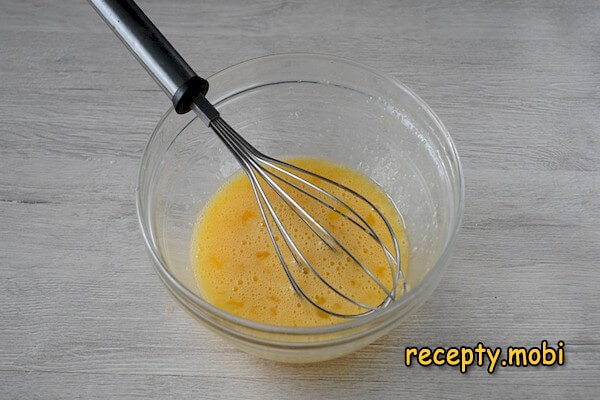 приготовление теста для тонких блинов на воде с яйцами - фото шаг 3
