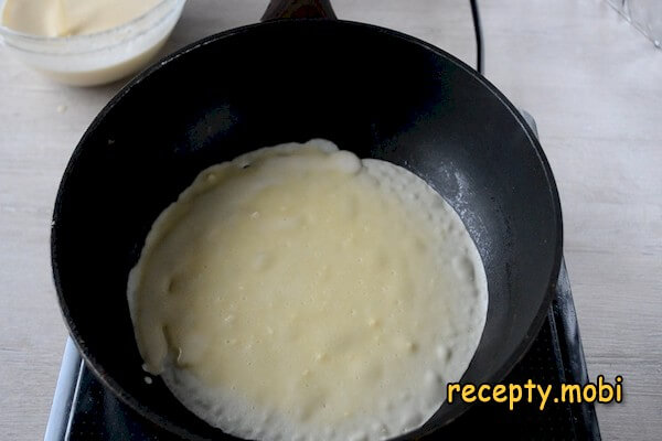 cooking thin pancakes on the water with eggs - photo step 7