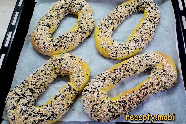 Turkish bagels with sesame