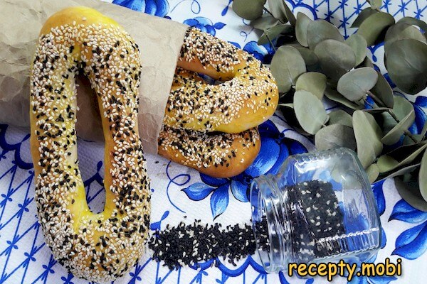 Turkish bagels with sesame