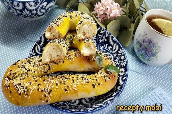 Turkish bagels with sesame