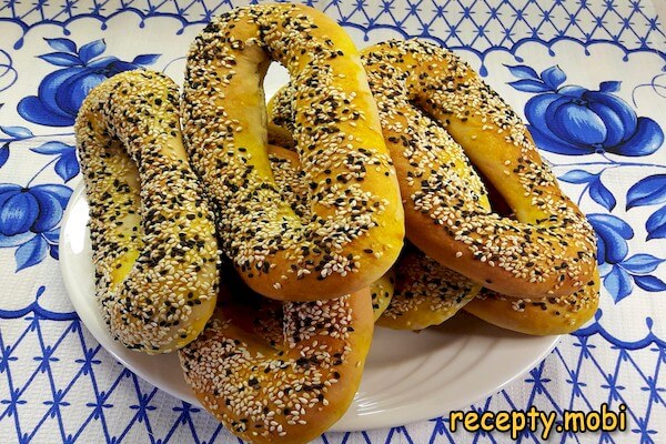 Turkish bagels with sesame