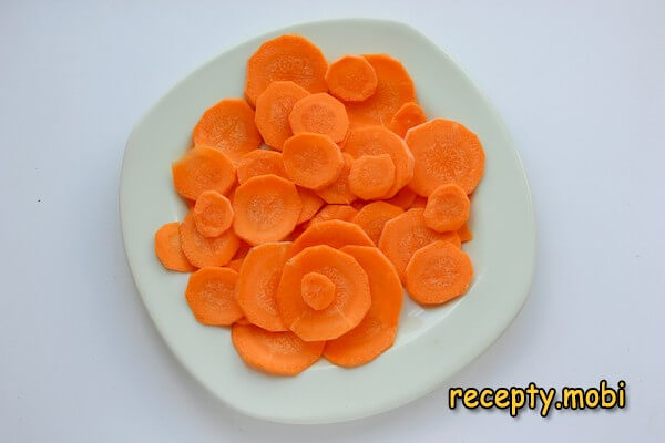 морковь нарезанная кружочками - фото шаг 2