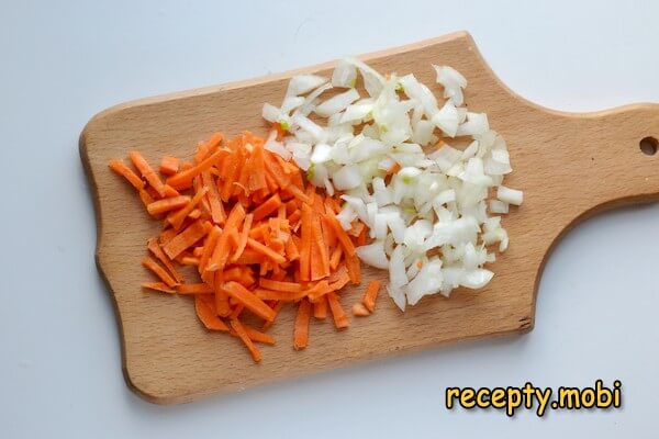 морковь нарезанная брусочками и кубиками нарезанный лук - фото шаг 8