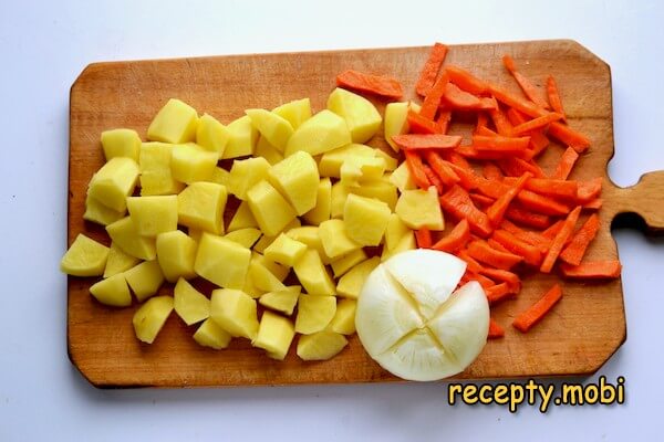 нарезанный картофель, морковь и лук - фото шаг 2