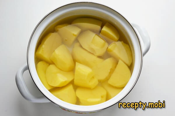 картофель в кастрюле с водой - фото шаг 5