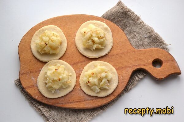 приготовление вареников с картошкой и жареным луком - фото шаг 10