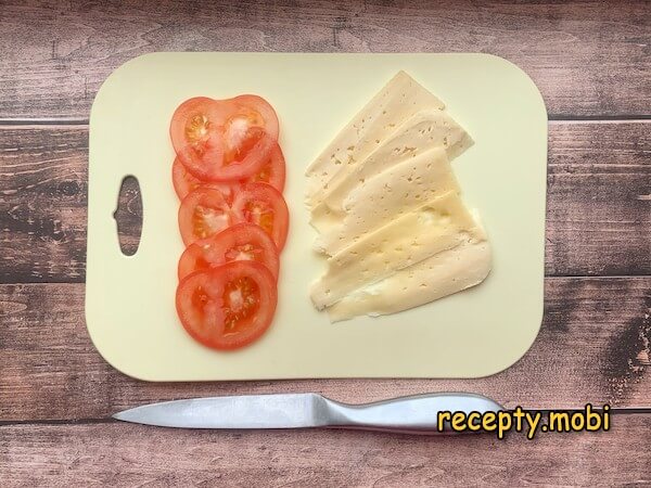 нарезанный сыр и помидор - фото шаг 3