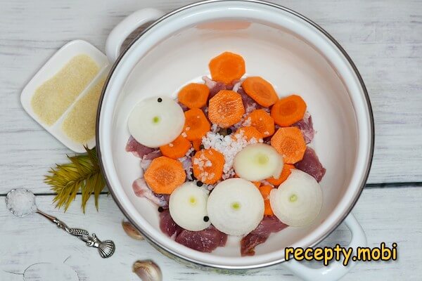свинина с луком и морковью и солью в кастрюле - фото шаг 4