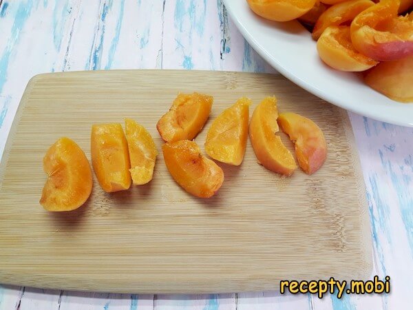 нарезанные абрикосы - фото шаг 4