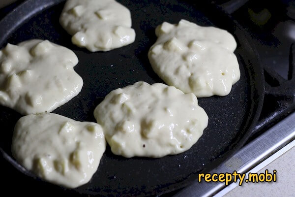 cooking pancakes on kefir with apples - photo step 4