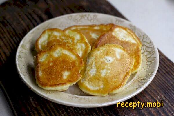 Pancakes on kefir with apples