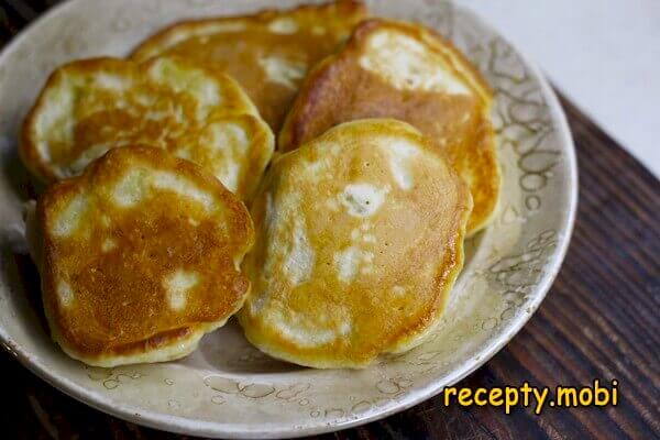 Pancakes on kefir with apples