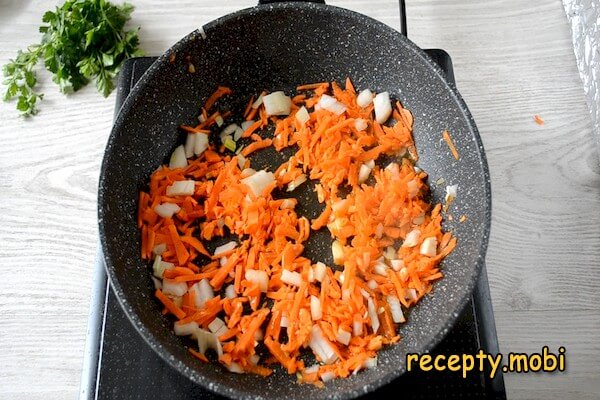 жареная морковь, лук и чеснок - фото шаг 4