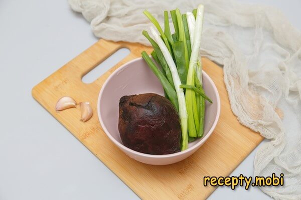 boiled beets and green onions - photo step 1