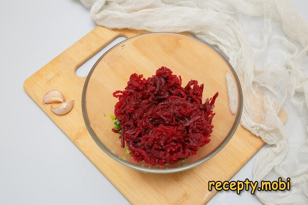 cooking salad of boiled beets with garlic and green onions - photo step 3