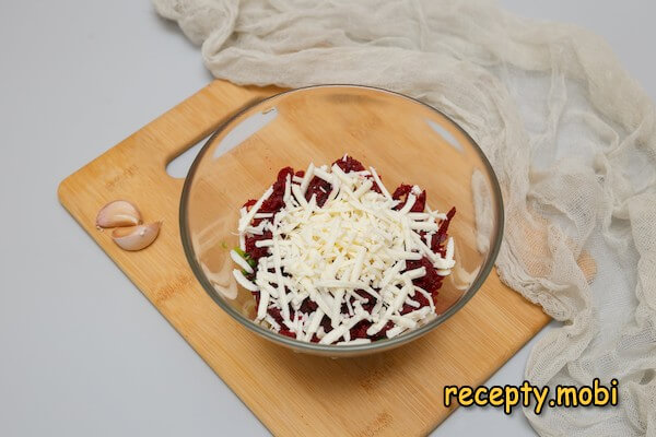 cooking a salad of boiled beets with garlic and green onions - photo step 4