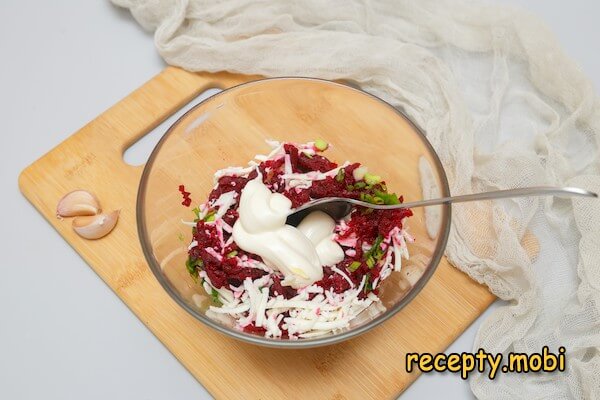 cooking a salad of boiled beets with garlic and green onions - photo step 5