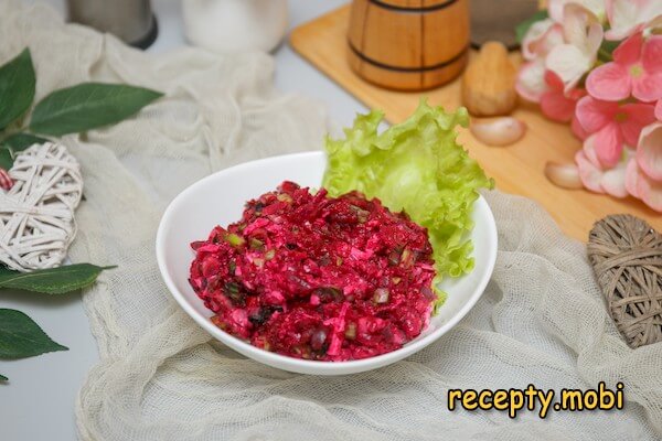 Salad of boiled beets with garlic