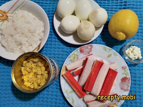 ингредиенты для салата с крабовыми палочками и рисом - фото шаг 1
