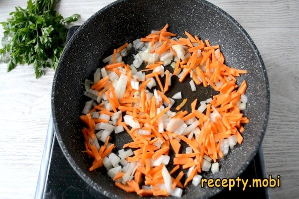 лук и морковь на сковороде - фото шаг 5