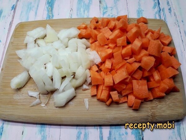 нарезанный лук и морковь - фото шаг 3