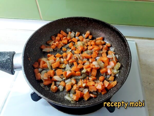 жареный лук и морковь - фото шаг 4