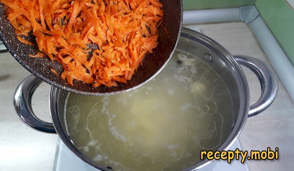приготовление супа со щавелем и яйцом на курином бульоне - фото шаг 11
