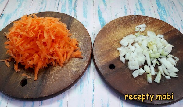 тертая морковь и нарезанный лук - фото шаг 3