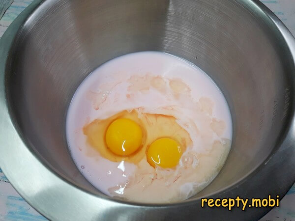 приготовление блинов на питьевом йогурте - фото шаг 2
