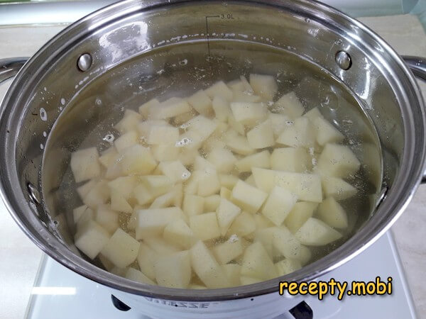 картофель в воде - фото шаг 4
