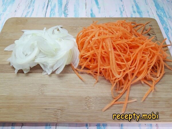 тертая морковь на нарезанный лук - фото шаг 2