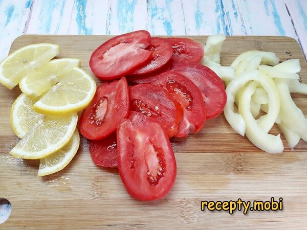 нарезанный перец, лимон, помидор - фото шаг 5