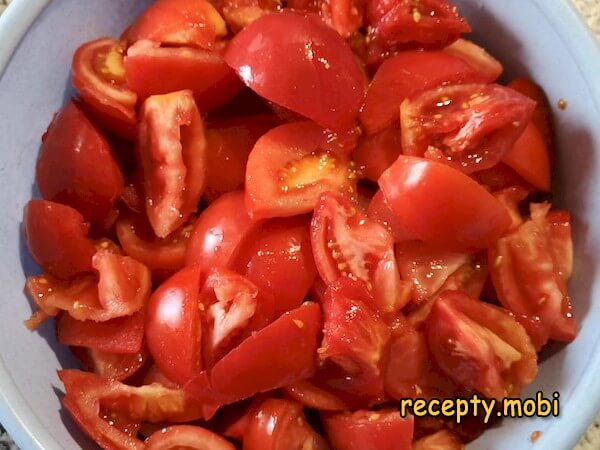 нарезанные помидоры дольками - фото шаг 3
