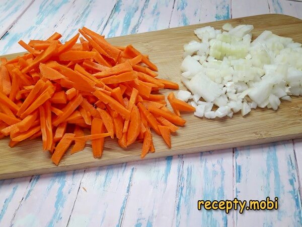 нарезанная морковь и лук - фото шаг 2