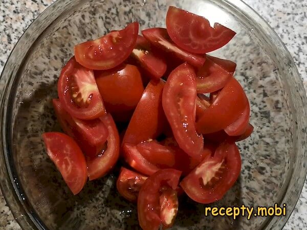 нарезанные помидоры - фото шаг 2