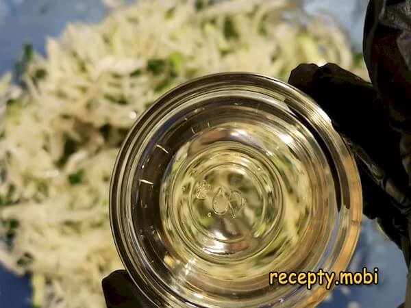приготовление салата из свежей капусты с огурцом - фото шаг 9
