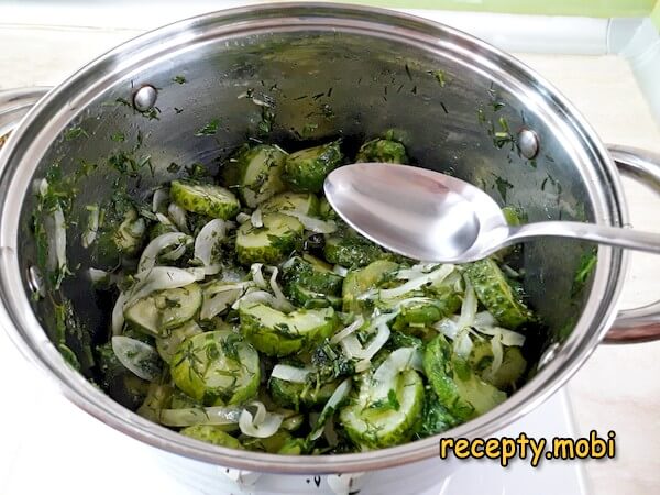 приготовление салата нежинского из огурцов - фото шаг 10